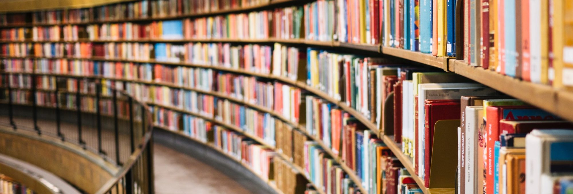 Shelves full of books in a library ©Susan Yin, unsplash.com